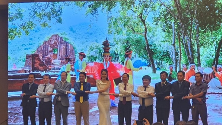 Các đơn vị bắt tay cam kết thực hiện các chính sách kích cầu du lịch. Ảnh: Thanh Chung