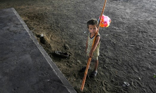 Một đứa trẻ được bắt gặp ở Karachi, Pakistan - phần lớn trẻ em có nguy cơ lâm vào cảnh đói nghèo sống ở Nam Á và châu Phi hạ Sahara. Ảnh: AFP