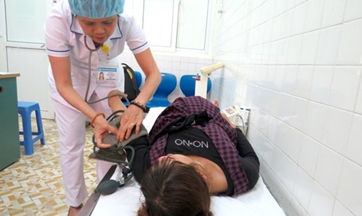Nhân viên y tế trong một bệnh viện công đang chăm sóc người bệnh. 
Ảnh minh hoạ: Bảo Hân