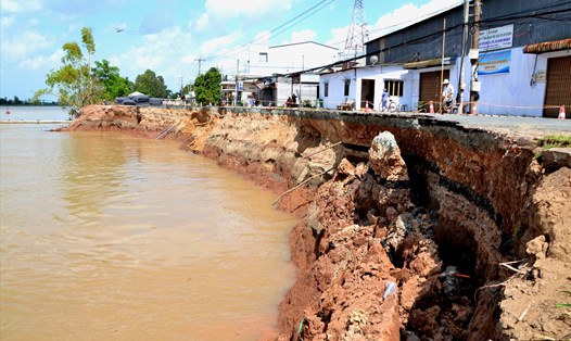Một đoạn Quốc lộ 91 (qua địa phận ấp Bình Tân, xã Bình Mỹ, huyện Châu Phú,
tỉnh An Giang) bị rơi xuống sông khiến giao thông tê liệt (ảnh chụp ngày 28.5).
Ảnh: Lục tùng