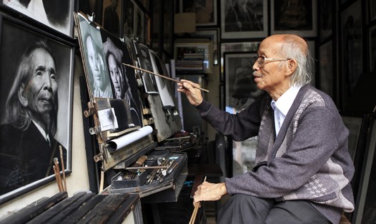 Ông Nguyễn Bảo Nguyên chuyên vẽ truyền thần ở số 47 Hàng Ngang. Ông đã làm nghề được hơn 40 năm, giờ ngoài 80 tuổi, hàng ngày ông vẫn miệt mài giữ nghề.