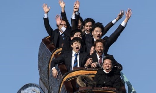 Công viên giải trí Nhật Bản công bố hướng dẫn mới khuyến khích du khách giữ im lặng và đeo khẩu trang khi chơi tàu lượn siêu tốc khiến cảnh tượng như trên trở thành quá khứ. Ảnh: Tomohiro Ohsumi, Getty Images