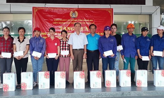 LĐLĐ thị xã Cửa Lò (Nghệ An) tặng quà cho công nhân lao động. Ảnh: Nguyễn Thủy