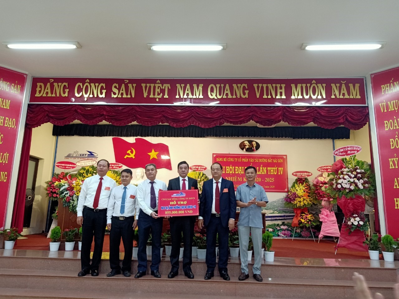 Trao hỗ trợ cho người lao động bị ảnh hưởng của dịch COVID-19 tại Công ty CP vận tải Đường sắt Sài Gòn. Ảnh: Khánh Thuỷ