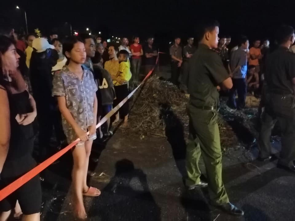 Nhiều người dân cùng lực lượng chức năng có mặt tại hiện trường nơi cháu Huy tử vong dưới hố ga. Ảnh: TT