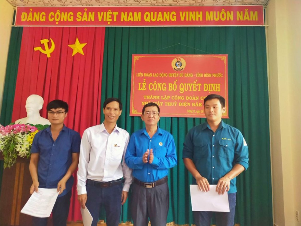 Ông Hồ Viết Nam -Chủ tịch Liên đoàn Lao động huyện trao quyết định cho Ban chấp hành lâm thời công đoàn Nhà máy thủy điện Đăk GLun. Ảnh LĐLĐ Bù Đăng