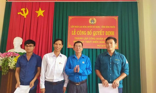 Ông Hồ Viết Nam -Chủ tịch Liên đoàn Lao động huyện trao quyết định cho Ban chấp hành lâm thời công đoàn Nhà máy thủy điện Đăk GLun. Ảnh LĐLĐ Bù Đăng