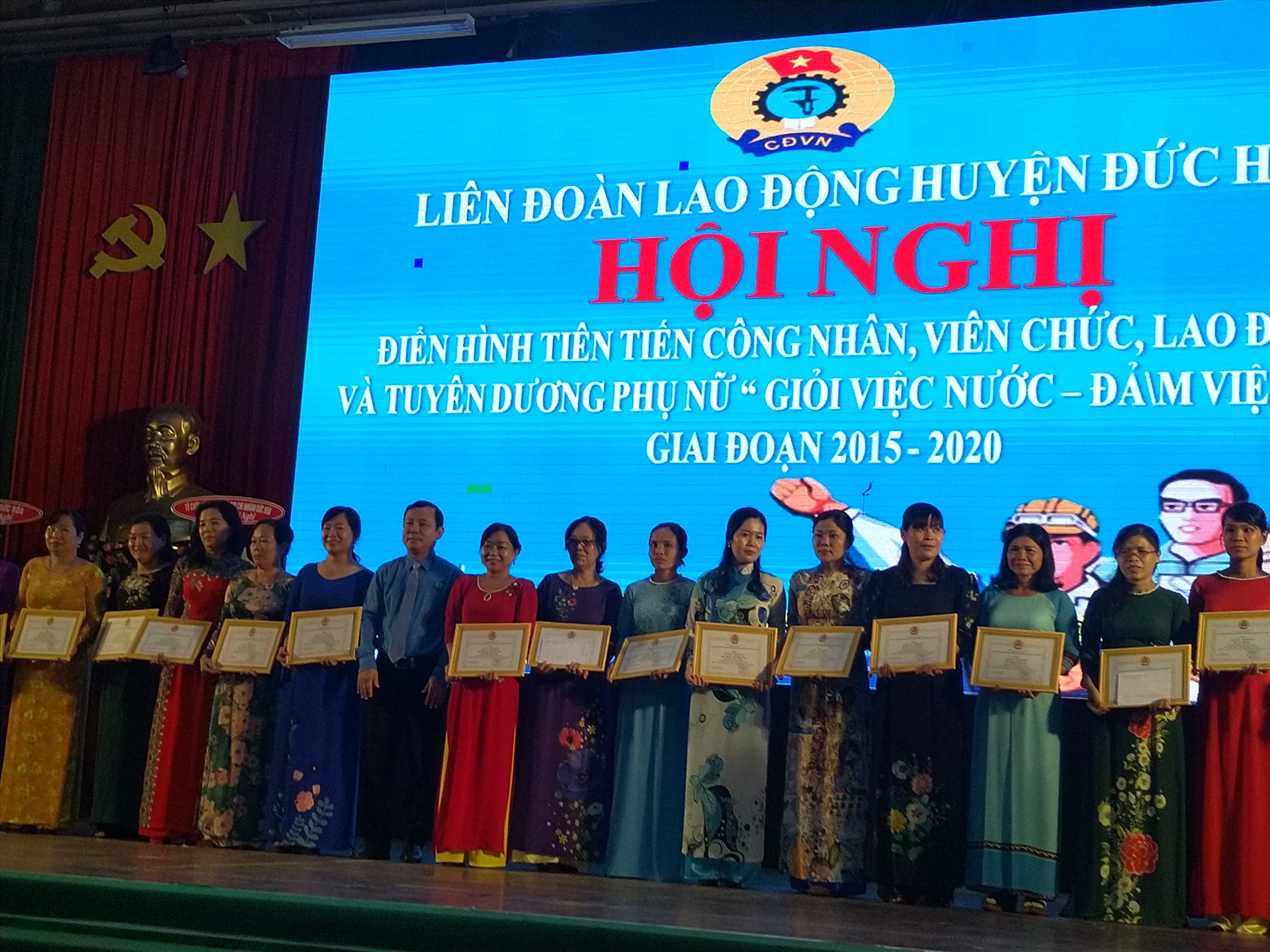 Khen thưởng các nhân có nhiều thành tích trong phong trào thi đua. Ảnh: K.Q