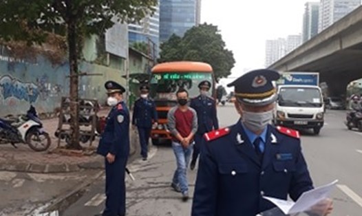 Lực lượng Thanh tra Giao thông xử lý vi phạm đón trả khách tại đường Phạm Hùng (Mỹ Đình). Ảnh ĐT