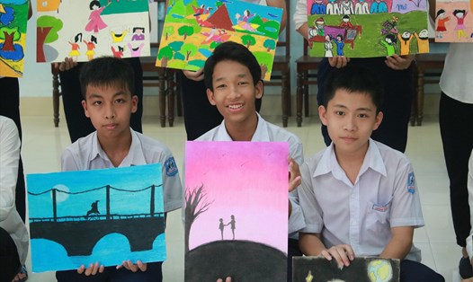 Bạn bạn nhỏ Làng SOS Đà Nẵng gửi tặng tranh bán đấu giá cho chương trình "Vẽ lên cổ tích". Ảnh: Thuỳ Trang