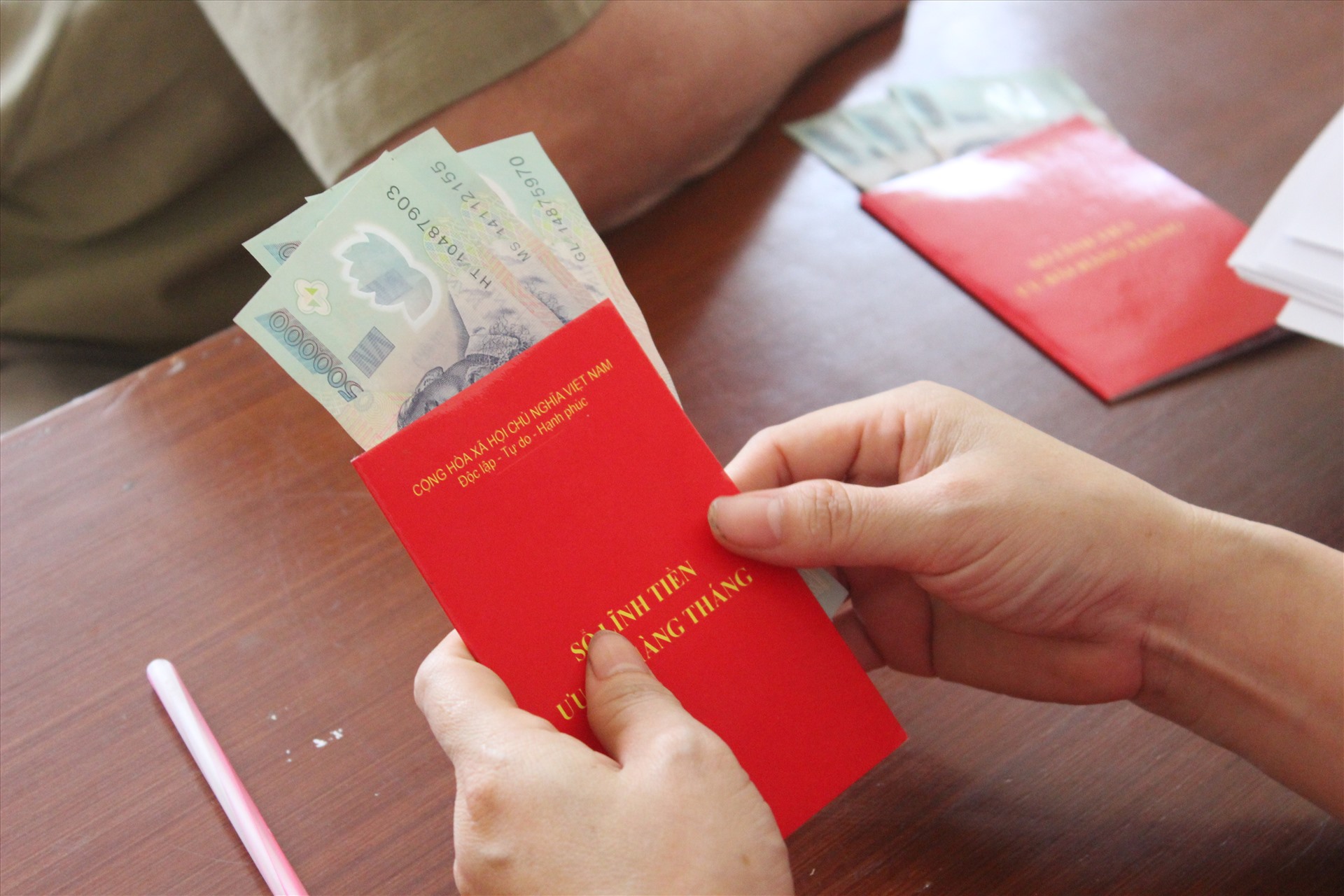 Người lao động được nhận tiền hỗ trợ đợt 1. Ảnh: Anh Thư