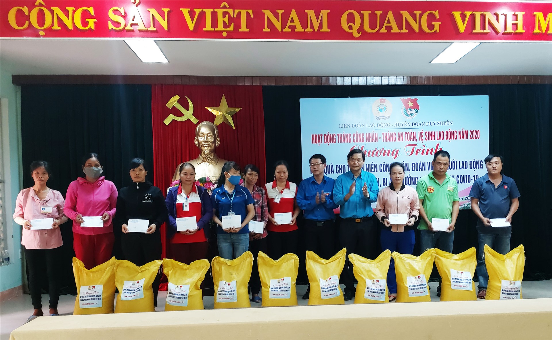 LĐLĐ huyện Duy Xuyên trao quà hỗ trợ CNLĐ khó khăn ảnh hưởng bởi dịch Covid -19. Ảnh: Thái Bình