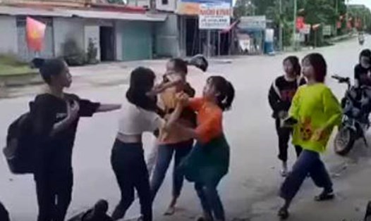 Hình ảnh cắt từ clip nhóm nữ sinh đánh bạn ở thị trấn Phố Châu hôm 27.5