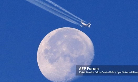 Mặt trăng xuất hiện vào ban ngày trên bầu trời trong xanh bang Magdeburg, Đức. Ảnh: AFP