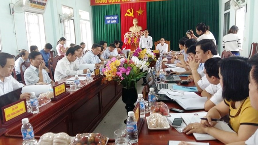 Năm 2015, lãnh đạo Bộ Nội vụ về làm việc với Hà Tĩnh về vấn đề 214 giáo viên hợp đồng ở Kỳ Anh bị cắt hợp đồng. Ảnh: Trần Tuấn