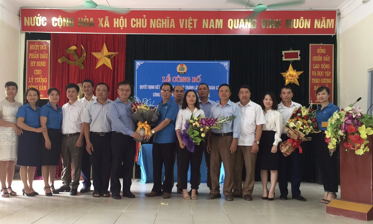 Các đồng chí lãnh đạo chúc mừng Ban chấp hành lâm thời công ty. Ảnh: Bạch Tuyết