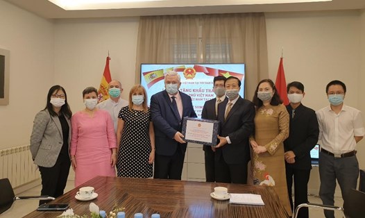 Lễ trao tặng khẩu trang cho cộng đồng người Việt tại Tây Ban Nha. Ảnh: Bộ Ngoại giao
