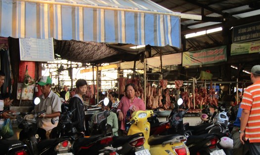 Nhiều người không còn đeo khẩu trang khi ra đường tại chợ Tân An, quận Ninh Kiều, thành phố Cần Thơ. Ảnh: Thanh Liêm