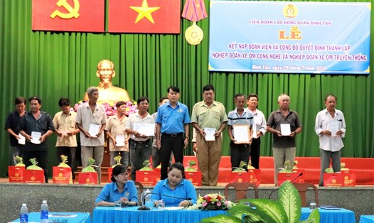 Các đoàn viên nghiệp đoàn xe ôm Quận Bình Tân trong lễ công bố thành lập nghiệp đoàn. Ảnh Đức Long