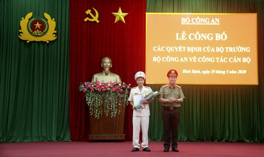 Thiếu tướng Lê Tấn Tới đã trao quyết định của Bộ trưởng Bộ Công an cho Đại tá Võ Đức Nguyện. Ảnh" C.A