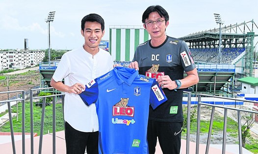 Huấn luyện viên Dusit Chalermsan (phải) từng khoác áo HAGL trong 4 năm, thi đấu 89 trận, ghi 7 bàn. Ảnh: Bangkok Post.