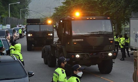 Mỹ và Hàn Quốc đưa các thiết bị phòng thủ tên lửa và các trang bị khác vào một căn cứ quân sự của Mỹ trong đêm tránh sự phản đối của người dân địa phương. Ảnh: Yonhap.