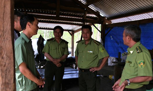 Lãnh đạo Chi cục Kiểm lâm Đắk Lắk đến kiểm tra một lán trại canh gác của Ban quản lý Khu bảo tồn thiên nhiên Ea Sô. Ảnh: Bảo Trung