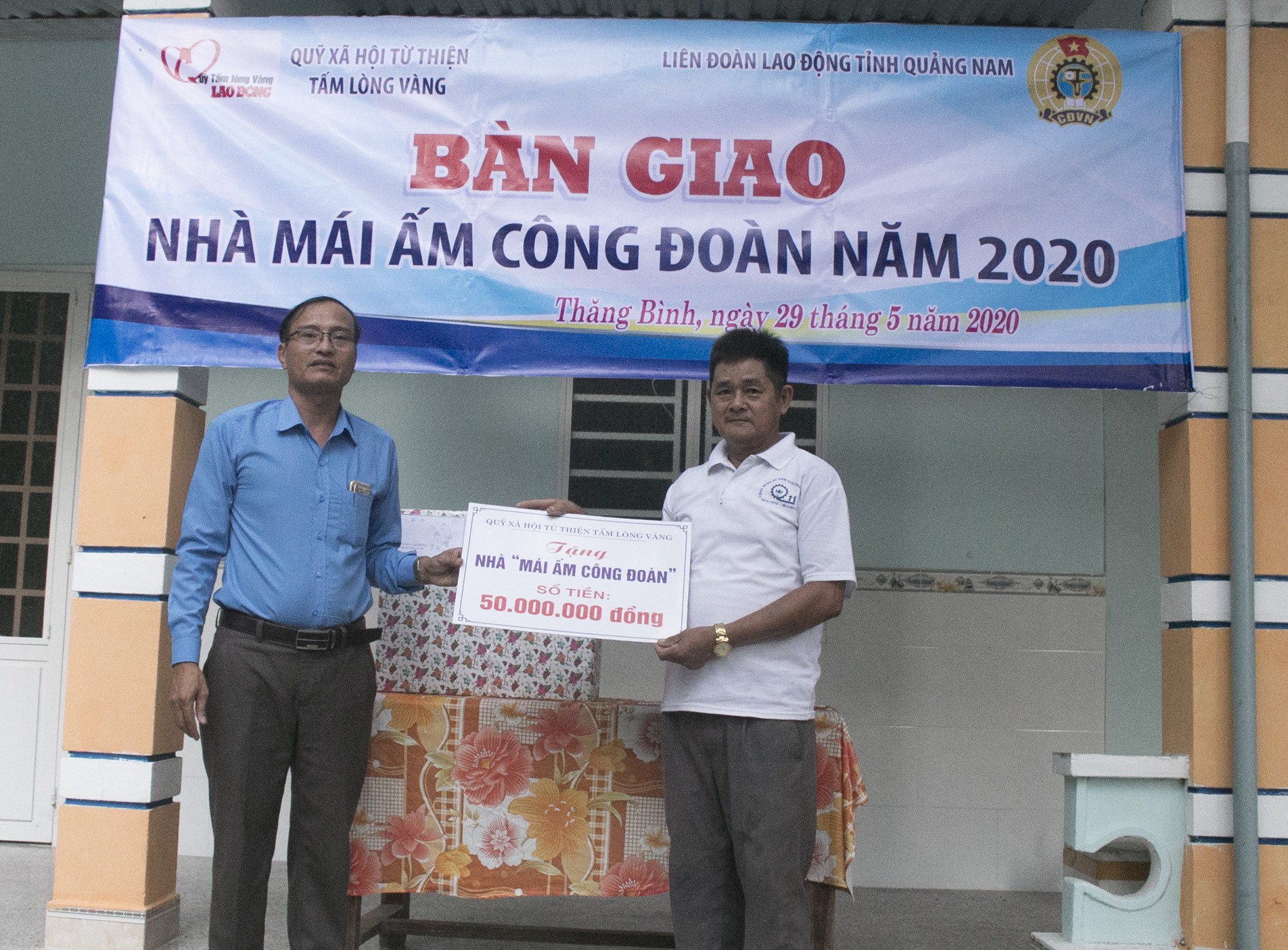Ông Lưu Văn Thương - Phó Chủ tịch LĐLĐ tỉnh Quảng Nam bàn giao "Mái ấm công đoàn" cho ông Huỳnh Một. Ảnh: Thanh Chung