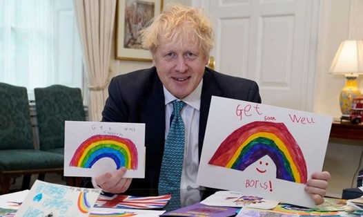 Chân dung Thủ tướng Anh Boris Johnson cùng với những bức vẽ động viên của các đứa trẻ gửi đến ông khi đang điều trị COVID-19. Ảnh: AFP