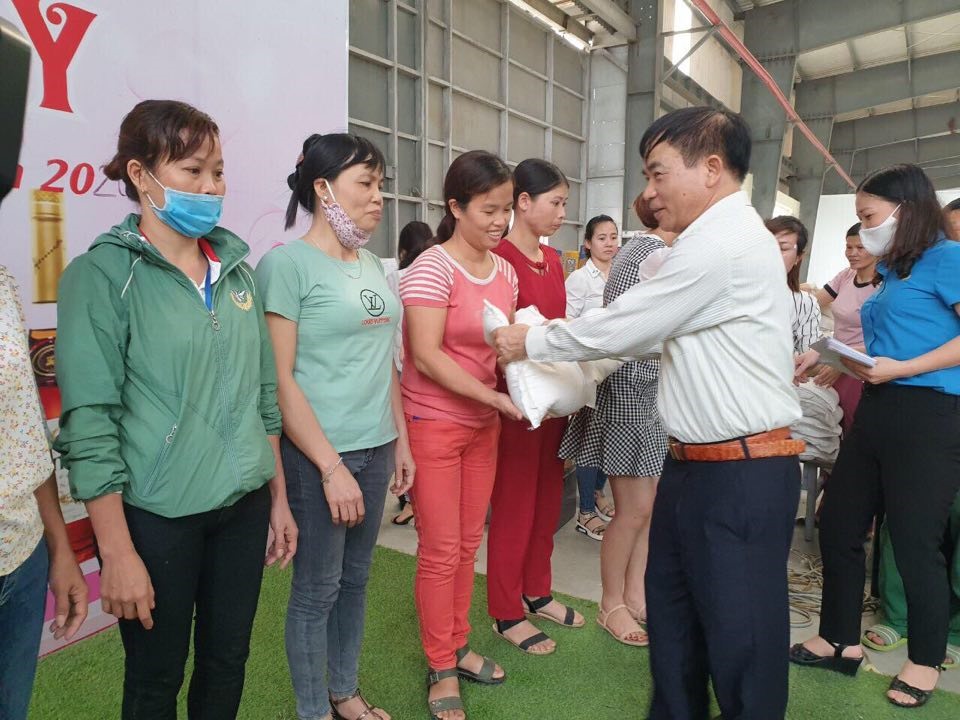 Công nhân lao động khó khăn do ảnh hưởng của COVID-19 nhận gạo tại chương trình. Ảnh: Thu Lệ