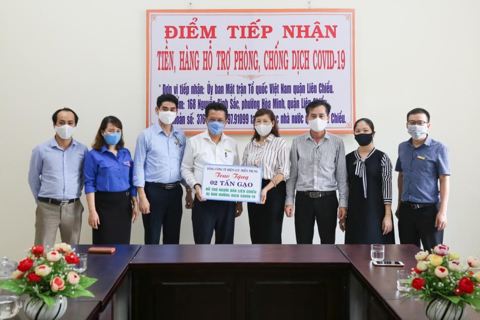 Lãnh đạo và Công đoàn EVN CPC trao quà cho các hộ nghèo tại TP. Đà Nẵng. Ảnh: Đoàn Phùng