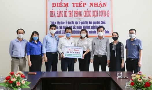 Lãnh đạo và Công đoàn EVN CPC trao quà cho các hộ nghèo tại TP. Đà Nẵng. Ảnh: Đoàn Phùng