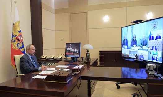 Tổng thống Nga Vladimir Putin chủ trì cuộc họp video về COVID-19 tại dinh thự ở Novo-Ogaryovo, ngày 20.4. Ảnh: AFP