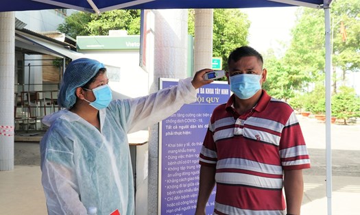 Nhân viên trực khám sàng lọc Covid-19 tại cổng cấp cứu BVĐK Tây Ninh. Ảnh: Báo Tây Ninh.