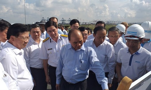 Thủ tướng Nguyễn Xuân Phúc cùng đoàn công tác đã tới thị sát hệ thống cảng Cái Mép – Thị Vải. Ảnh: Lê Ngân
