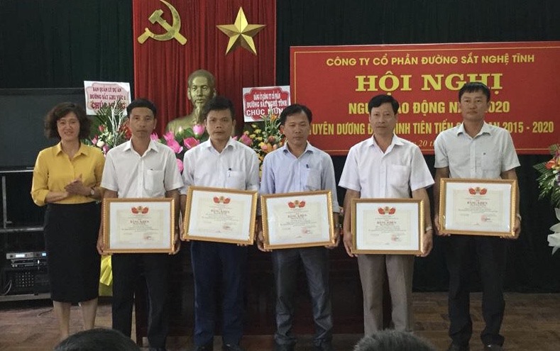 Lãnh đạo Công đoàn Đường sắt Việt Nam trao thưởng cho các điển hình tiên tiến. Ảnh: Nghệ Tĩnh