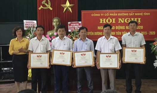 Lãnh đạo Công đoàn Đường sắt Việt Nam trao thưởng cho các điển hình tiên tiến. Ảnh: Nghệ Tĩnh