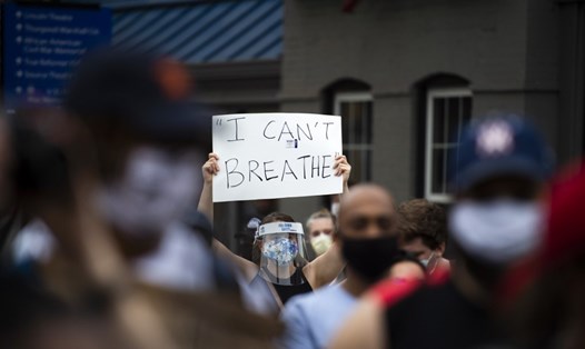 Nhiều người biểu tình mang theo khẩu hiệu "Tôi không thể thở" tại Mỹ sau vụ việc của George Floyd. Ảnh: AFP.