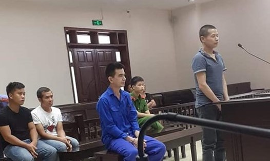 Bị cáo Trường (áo xanh, thứ ba từ trái qua) tại phiên tòa phúc thẩm. Ảnh: Thịnh Việt.