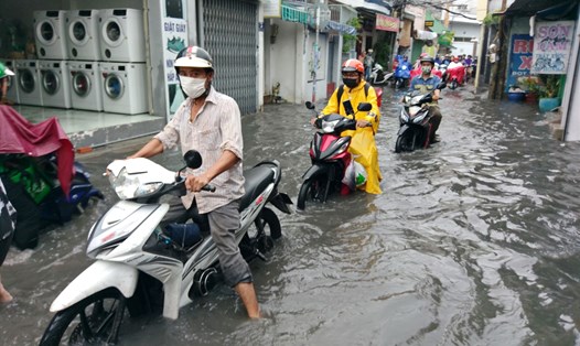 Đường Tô Ngọc Vân (quận Thủ Đức) bị ngập sâu khiến hàng loạt phương tiện lội nước.   Ảnh: Minh Quân