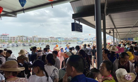 Du khách đợi tàu đi tham quan vịnh Hạ Long tại Cảng tàu Tuần Châu. Ảnh: Nguyễn Hùng