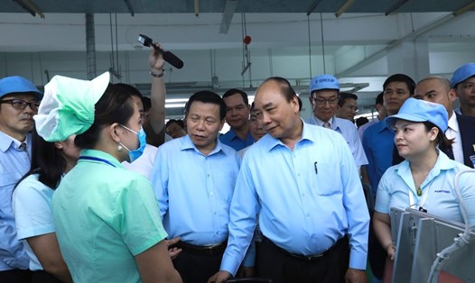 Thủ tướng Nguyễn Xuân Phúc trò chuyện với công nhân lao động. Ảnh: Hải Nguyễn.