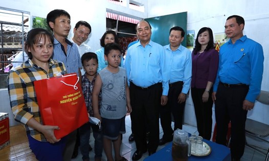 Thủ tướng Chính phủ Nguyễn Xuân Phúc thăm hỏi, tặng quà tới gia đình chị Ngô Thị Xuyến. Ảnh: Hải Nguyễn.