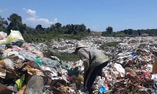 Bãi rác Dốc Đỏ (xã Cam An Nam, huyện Cam Lâm, Khánh Hòa) quá tải, gây ô nhiễm môi trường nghiêm trọng. Ảnh: Lan Liêu