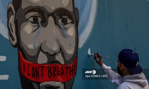 Bức vẽ xuất hiện trên đường phố Los Angeles, Mỹ với câu nói của ông George Floyd "Tôi không thể thở". Ảnh: AFP