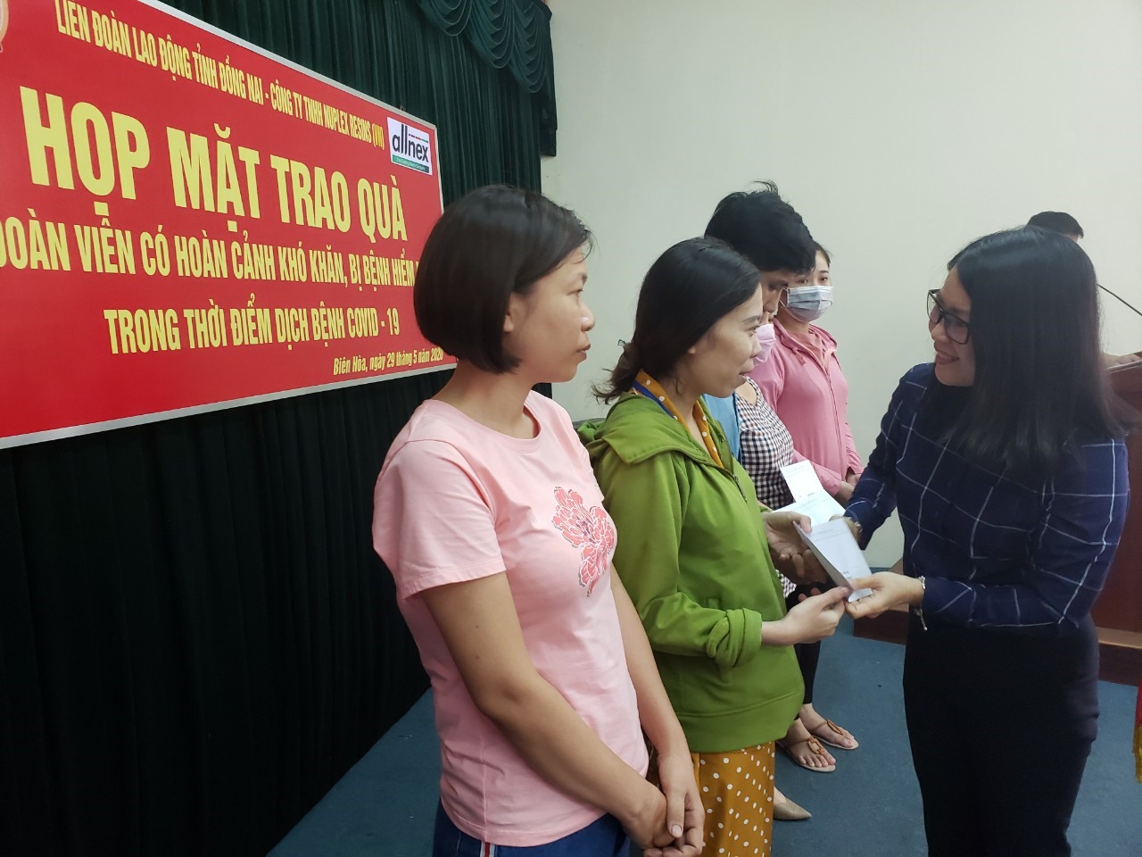 Chủ tịch LĐLĐ tỉnh Đồng Nai - Nguyễn Thị Như Ý tặng quà cho người lao động. Ảnh: Hà Anh Chiến