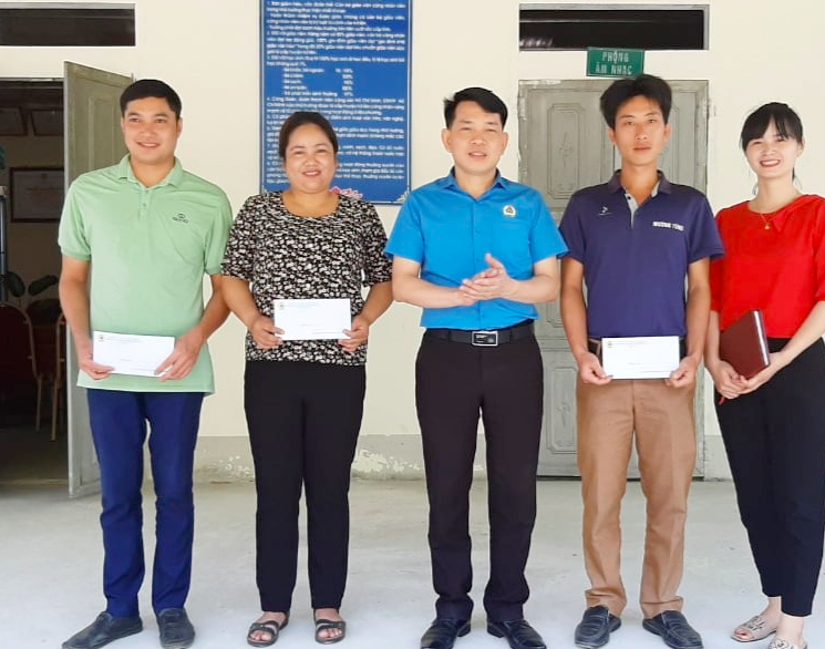Đồng chí Vũ Văn Hữu - Ủy viên BCH LĐLĐ tỉnh, Chủ tịch Chủ tịch LĐLĐ huyện trao quà cho người lao động có hoàn cảnh khó khăn nhân dịp “Tháng Công nhân” năm 2020 tại trường mầm non Nậm He, xã Mường Tùng . Ảnh: Hữu Vũ