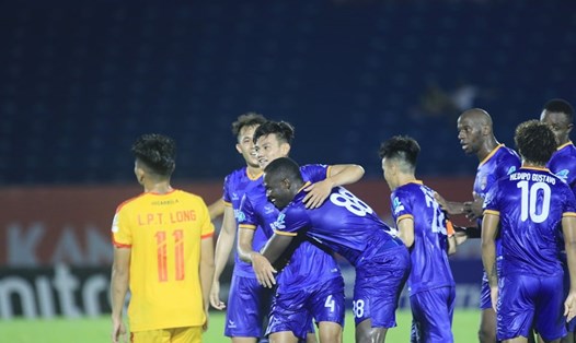 Hồ Tấn Tài (số 4) ghi bàn hiếm thấy đối với 1 hậu vệ để loại Thanh Hóa tại Cúp Quốc gia 2020.