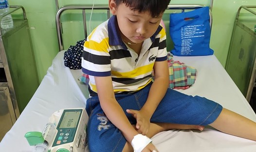 Bé Tiến Minh hiện điều trị tại khoa Dị ứng - Miễn dịch - Khớp, Bệnh viện Nhi Trung ương.  Ảnh: GĐCC