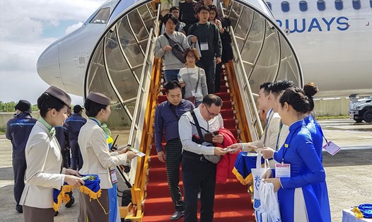 Hành khách Hàn Quốc đặt chân đến Sân bay Phù Cát, tỉnh Bình Định (thời điểm trước dịch COVID-19). Ảnh: N.Tri
